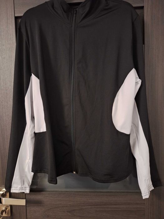Sportowa bluza czarno biała.