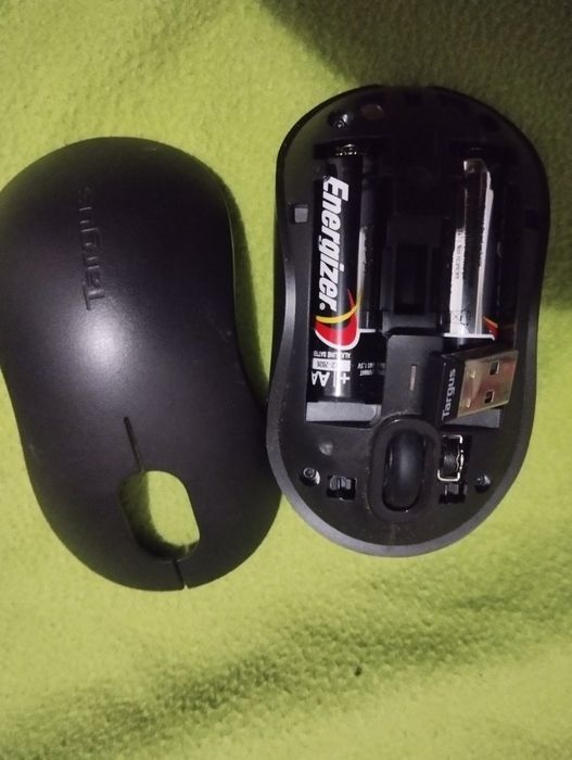 Rato sem fios preto a pilhas