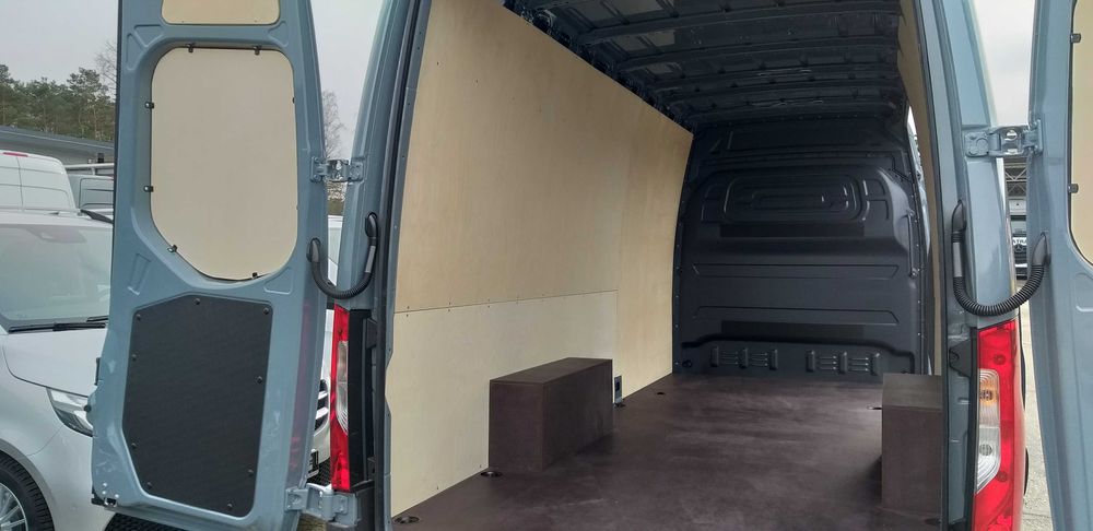 Zabudowa busa Mercedes Sprinter L3H2, zabudowa paki sklejka