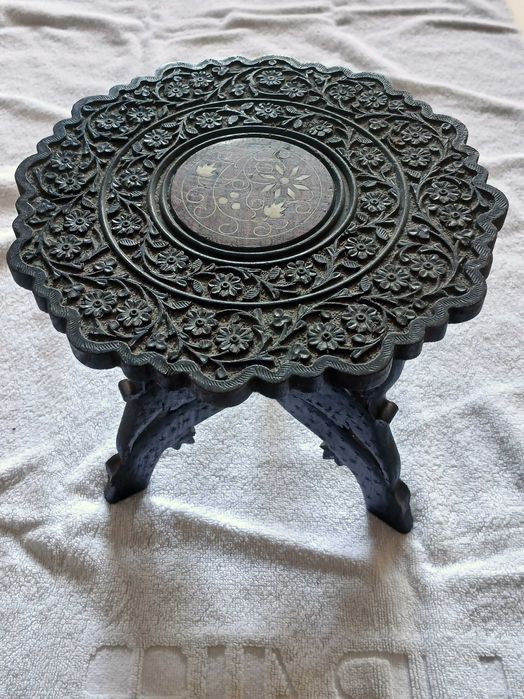 Par de pequenas mesas indianas