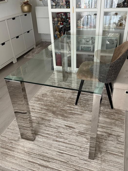 Mesa de jantar em vidro e pés metálicos