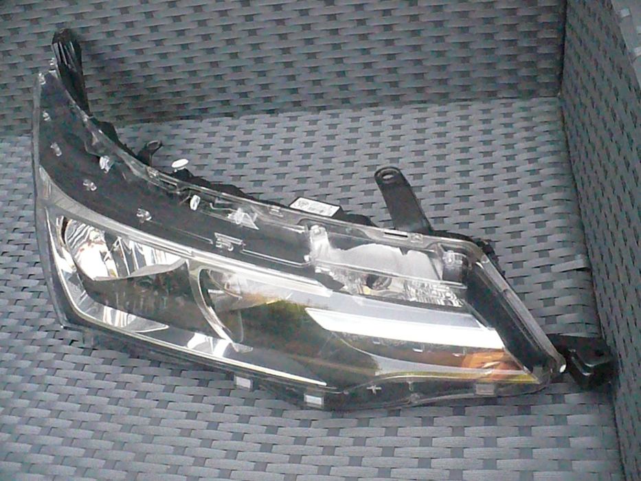 Reflektor prawy Toyota Corolla E16 LIFT LED EU.OE