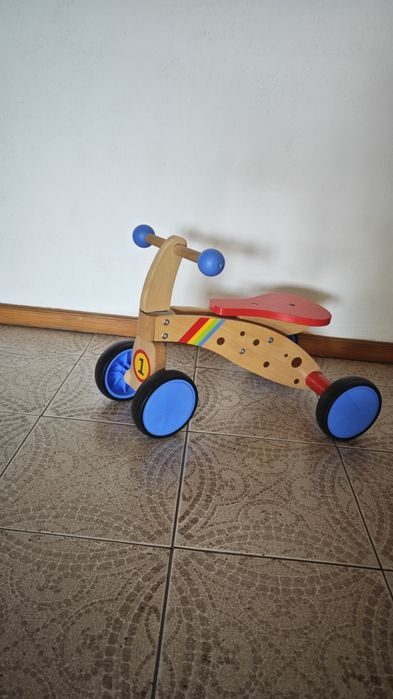 Triciclo em madeira sem pedais