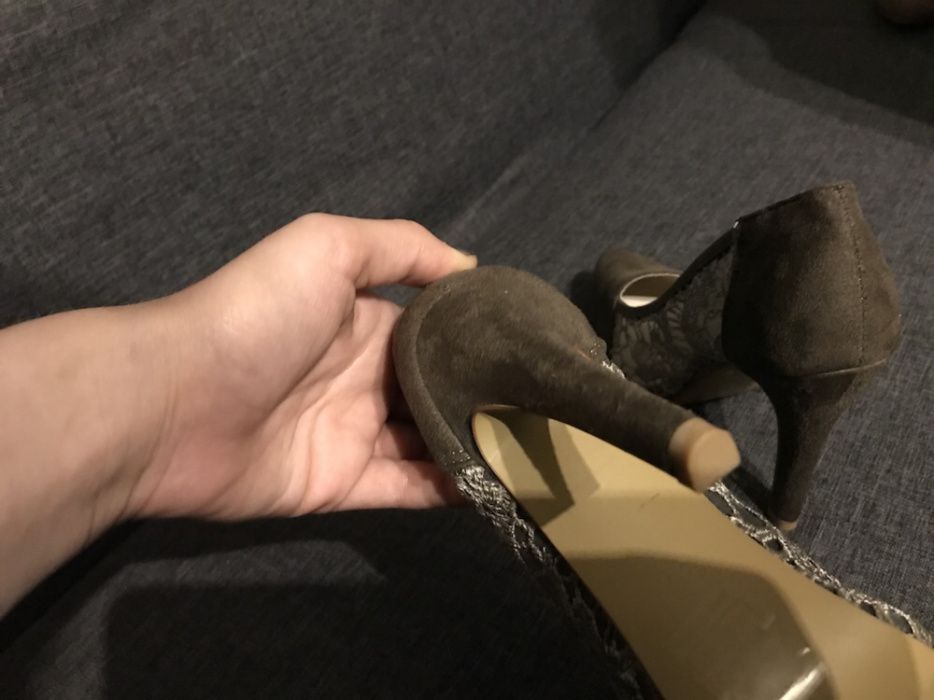 Nowe kremowe z koronką szpilki