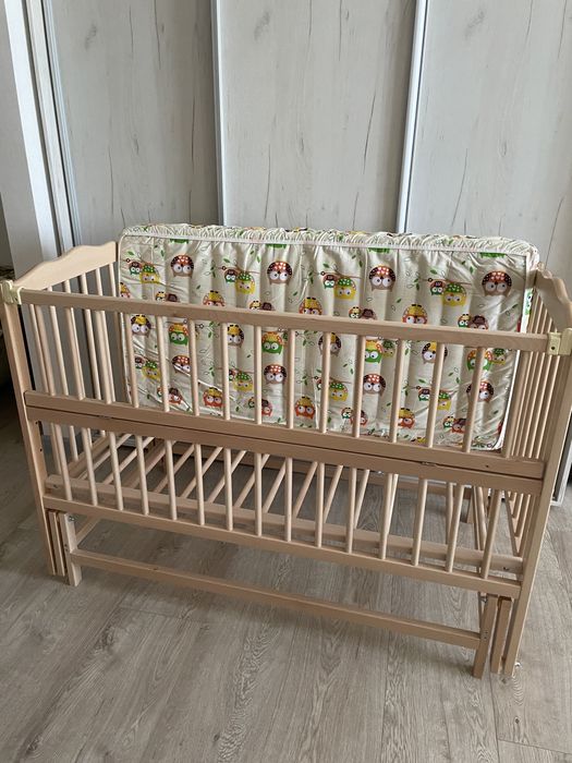 Продам кроватку с маятником и матрас