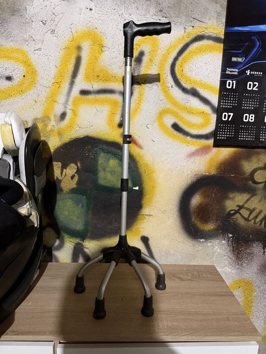 Czwórnóg Z Uchwytem Laski DO Chodzenia