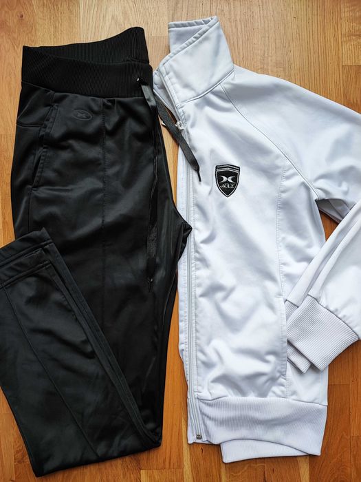 Sportowy dres który idealnie leży na figurze