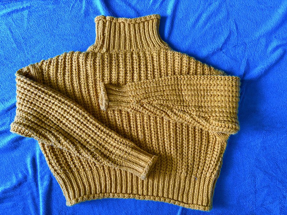 Musztardowy sweter o grubym splocie
