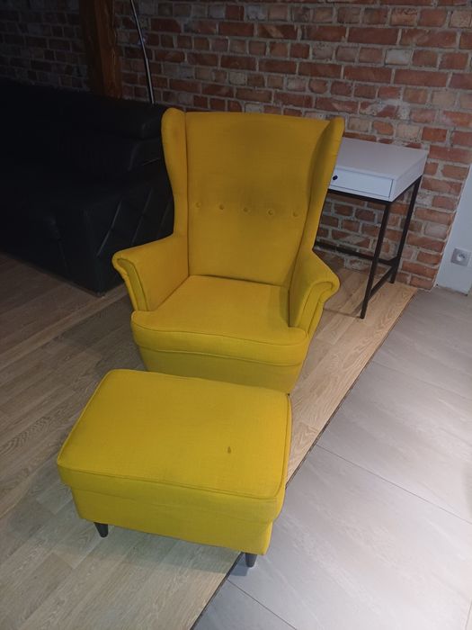 Fotel uszak IKEA Strandmon żółty z podnóżkiem