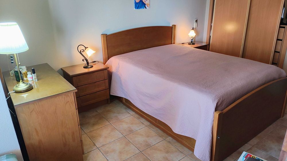 Quarto completo (cama + 2 mesas cabeceira + cómoda + espelho)