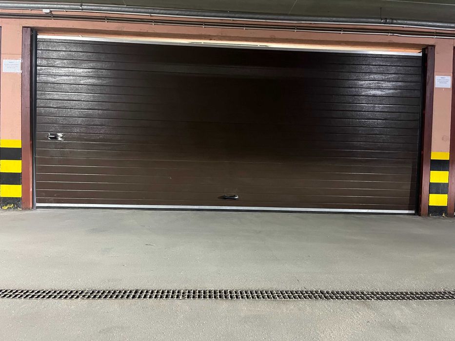 Duży garaż na wynajem - dwa miejsca postojowe !!!