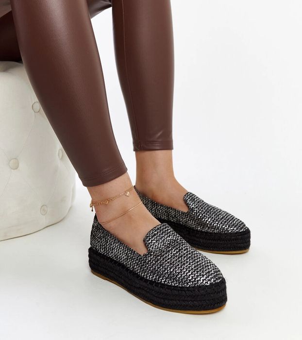 Czarne espadryle zdobione srebrną nitką Havin