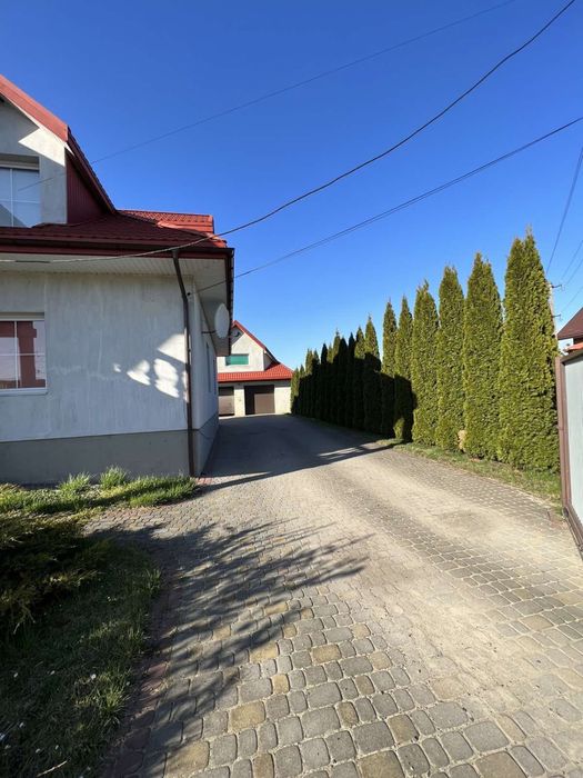 Продаж будинку з окремим гаражем