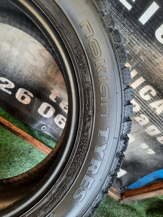 Opony zimowe 215/60/17C Nokian wzmacniane Para 9mm jak  Nowe