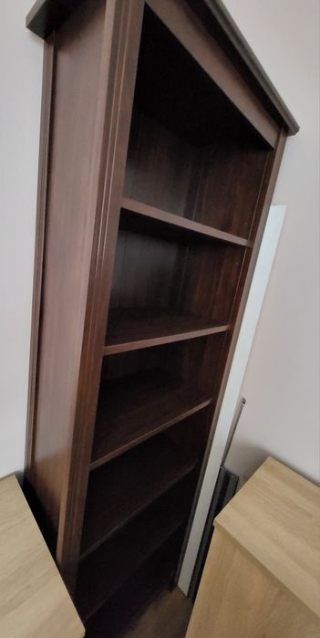Ciemny słupek i komoda