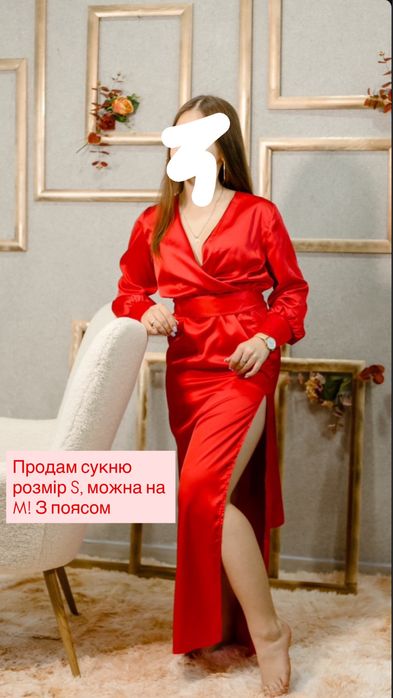 Атласна вечірня сукня на розмір S, M з вирізом та поясом