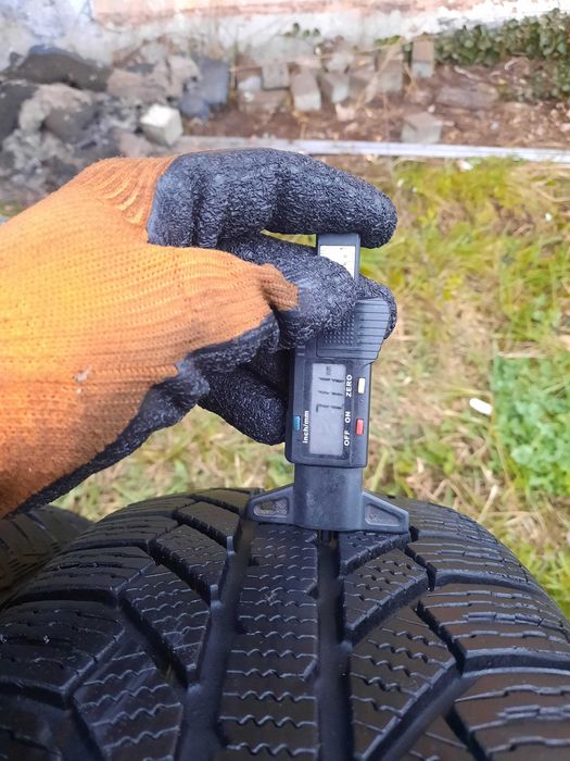 Opony zimowe klasy średniej SEMPERIT 215/65/16 ok. 7 mm 2020 r.