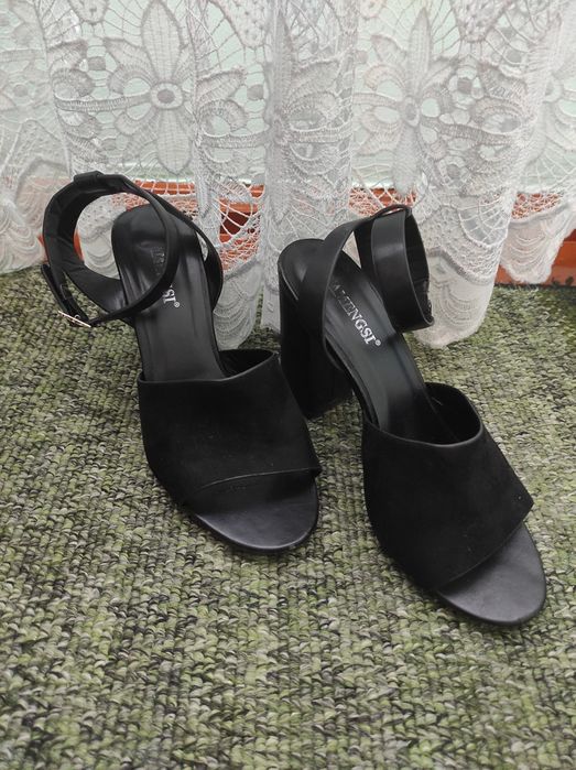 Босоніжки на каблучку