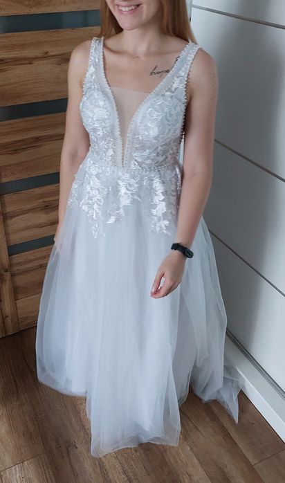 Suknia ślubna brokatowa warstwa tiulu