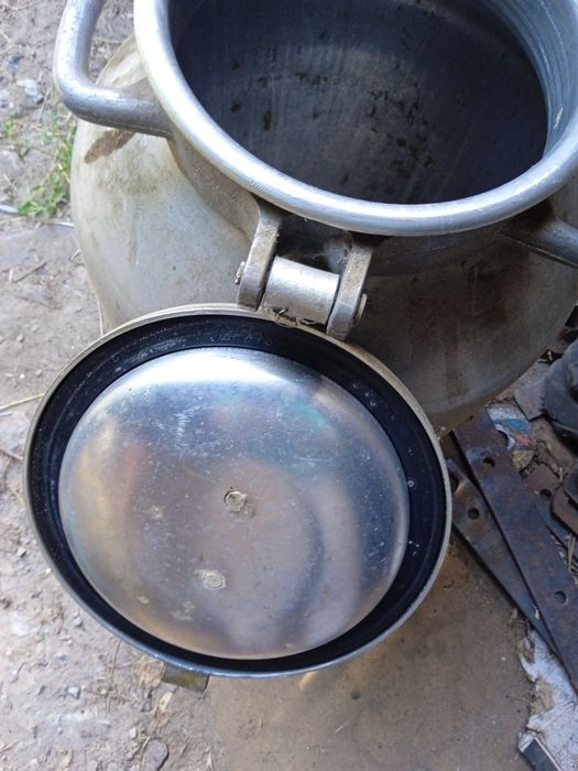 Продам молочный бидон .