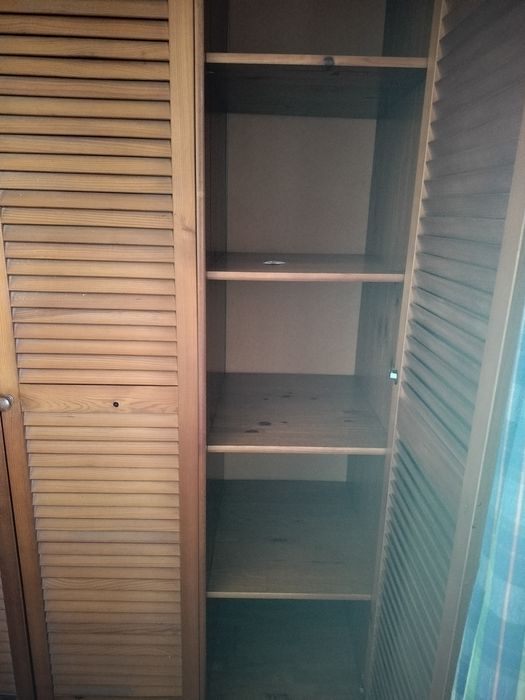 Quarto de jovem  em muito  bom estado . Cama individual com gaveta , camiseiro e guarda fatos.