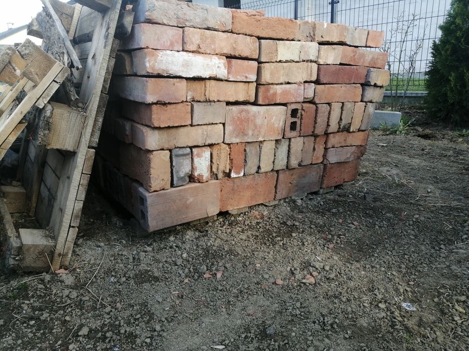 Stara cegła  pełna i niewielka ilość dziurawki