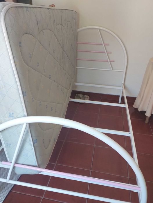 Cama solteiro com colchão mais criado mudo