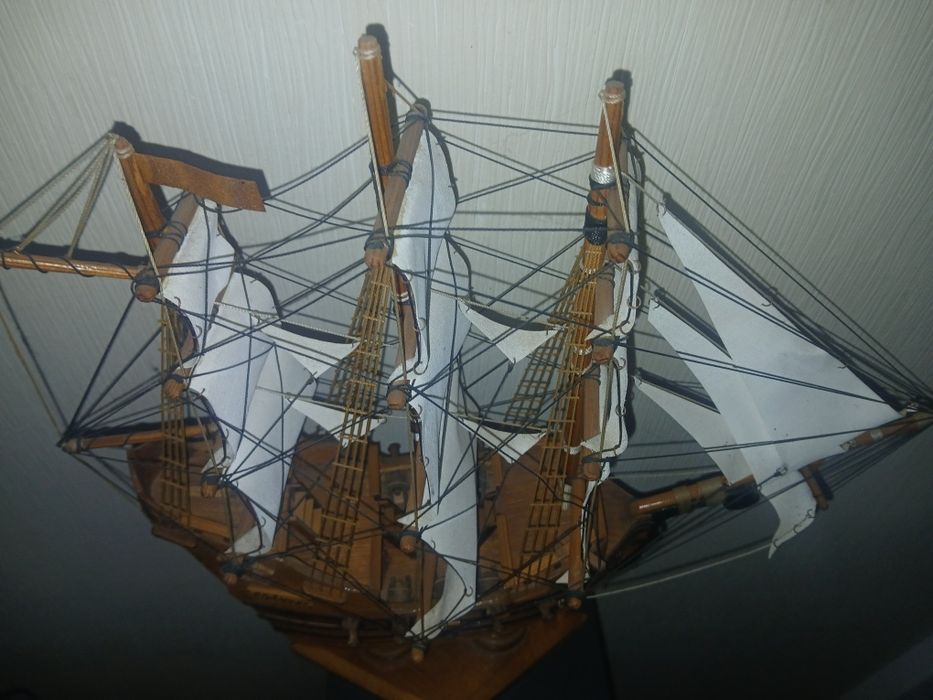 Продам модель парусника