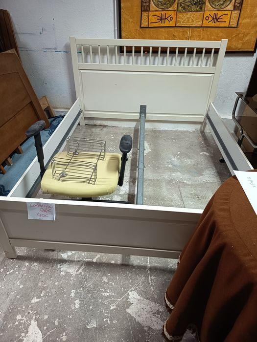 Cama de casal branca da Ekea