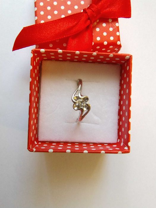 PIĘKNY 925 1,8g rozmiar 17 Kwiatek srebrny pierścionek z cyrkonią