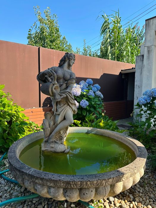Fonte de Jardim Clássica em Betão com Bomba Funcional