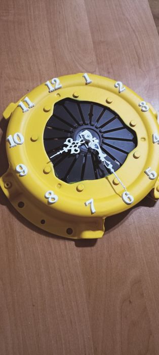 Часы настенные в виде корзины сцепления