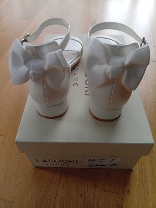 Białe perłowe sandały dziewczęce 35