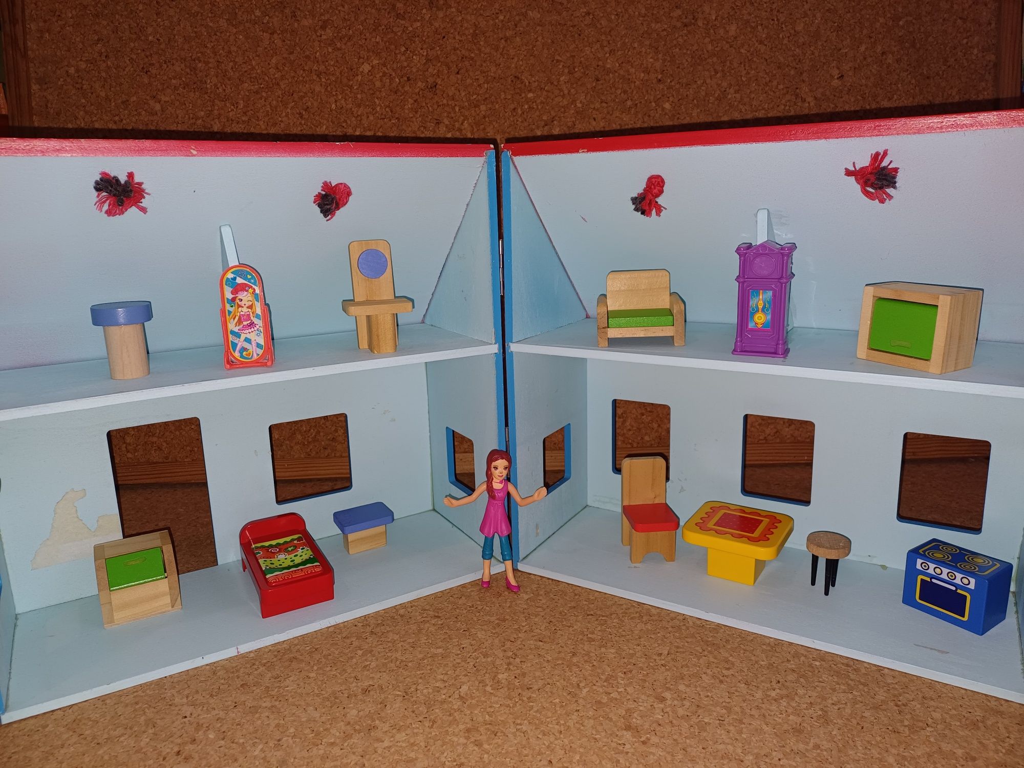 Casa de bonecas em madeira com mobílias e boneca, casinha de brincar.  Custóias, Leça Do Balio E Guifões • OLX Portugal