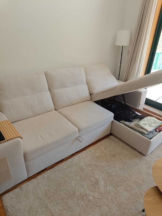 Sofá chaise longue com baú e puffs