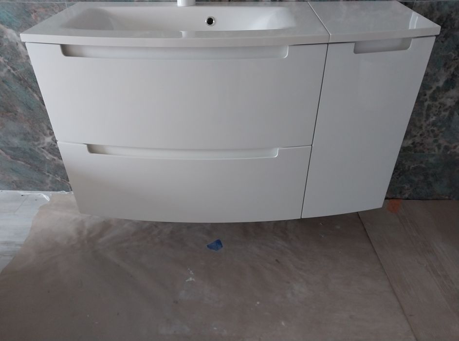 Сантехніка.Підвісна тумба з раковиною і додатковою шафкою для ванної к