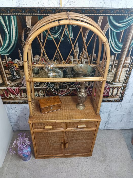 Móvel em bambu, exemplar estado.
Muito  versátil e com um design desigual. Medidas em foto no anúncio.
Intervenção de restauro.