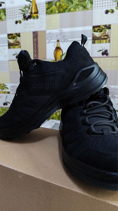 Кросівки поліція