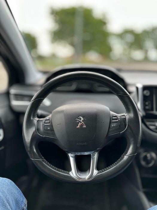 Peugeot 208 — fotografia 2