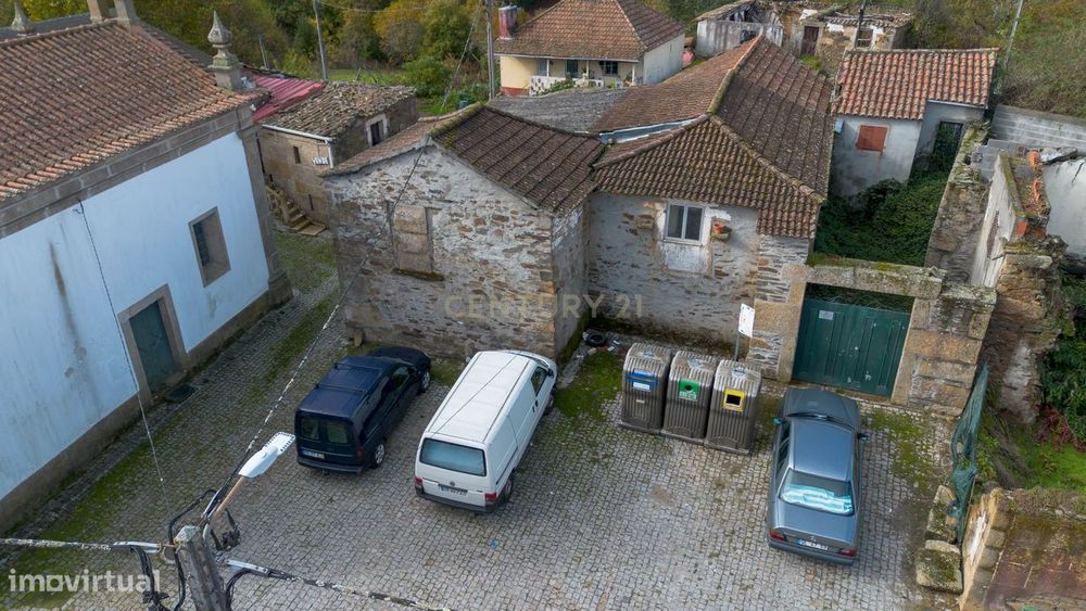 Ruína num ambiente tranquilo para demolir ou reconstruir