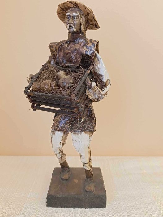 Figura artesanato homem cesto com cantaros papel maché