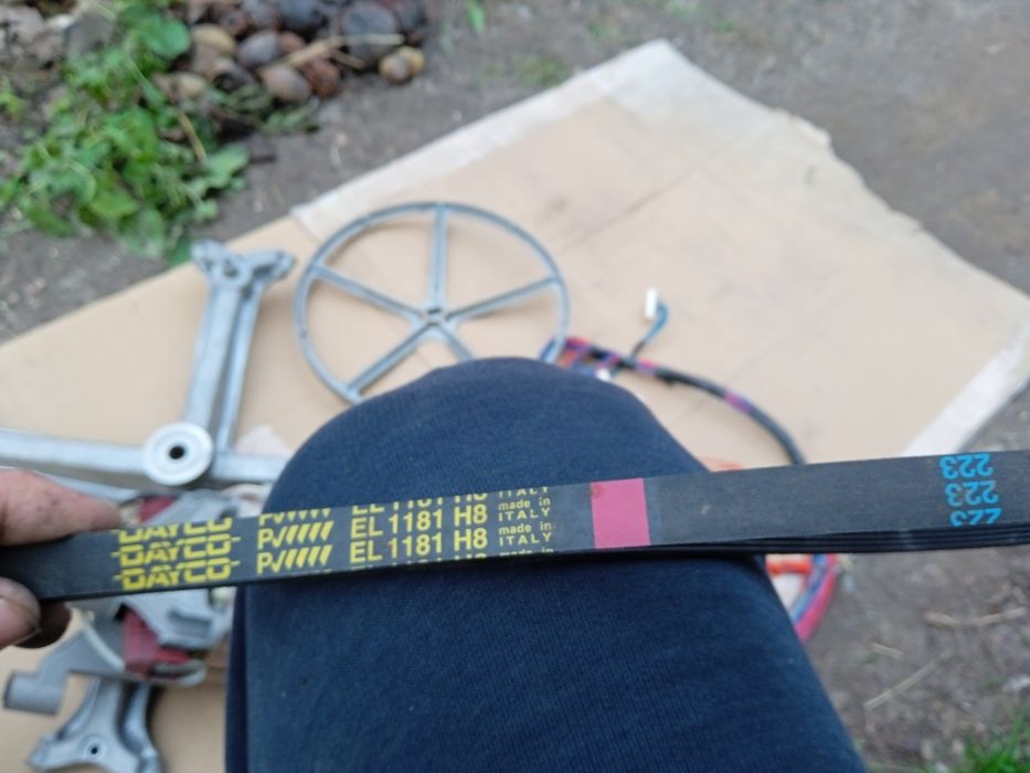 Продам стиральную машину по запчастям  Ariston