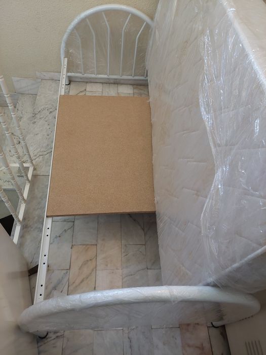 Cama de solteiro(a), em bom estado, ferro branca + colchão