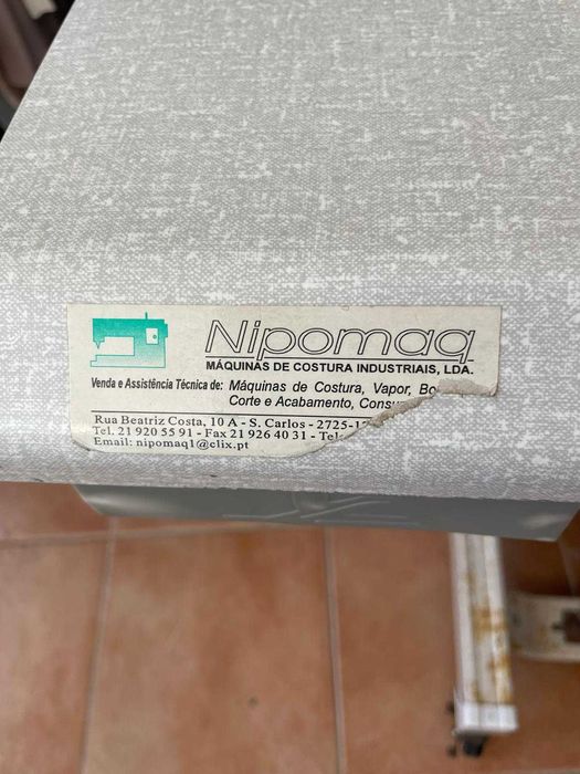 Máquina de costura industrial usada