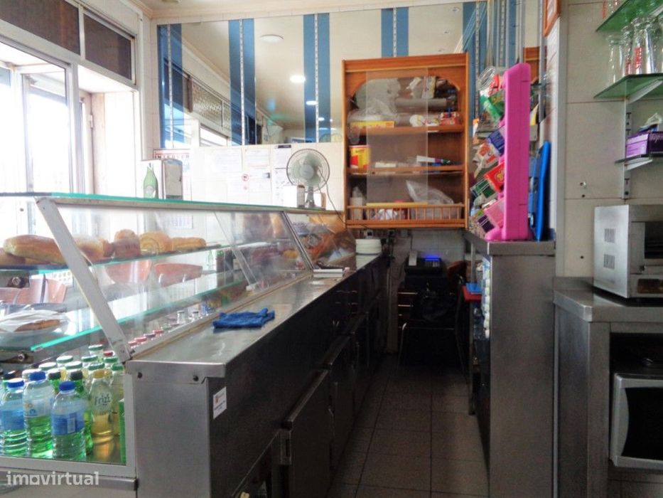 Pastelaria com Fábrica em pleno funcionamento