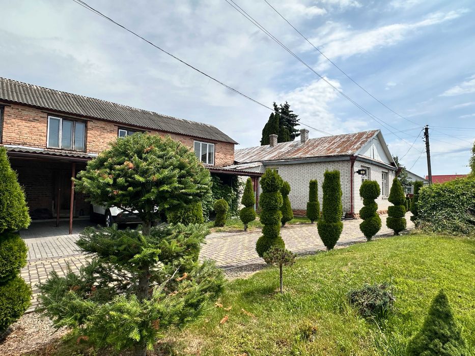 2 будинки+виробниче двоповерхове приміщення на території