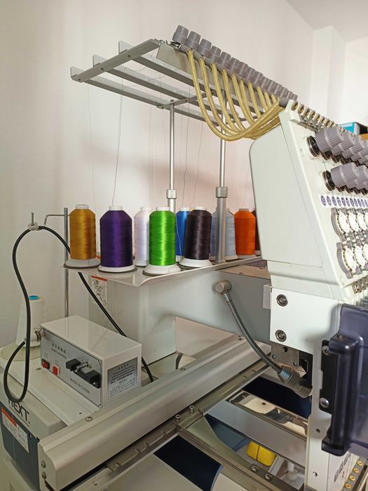 Máquina de bordado profissional
