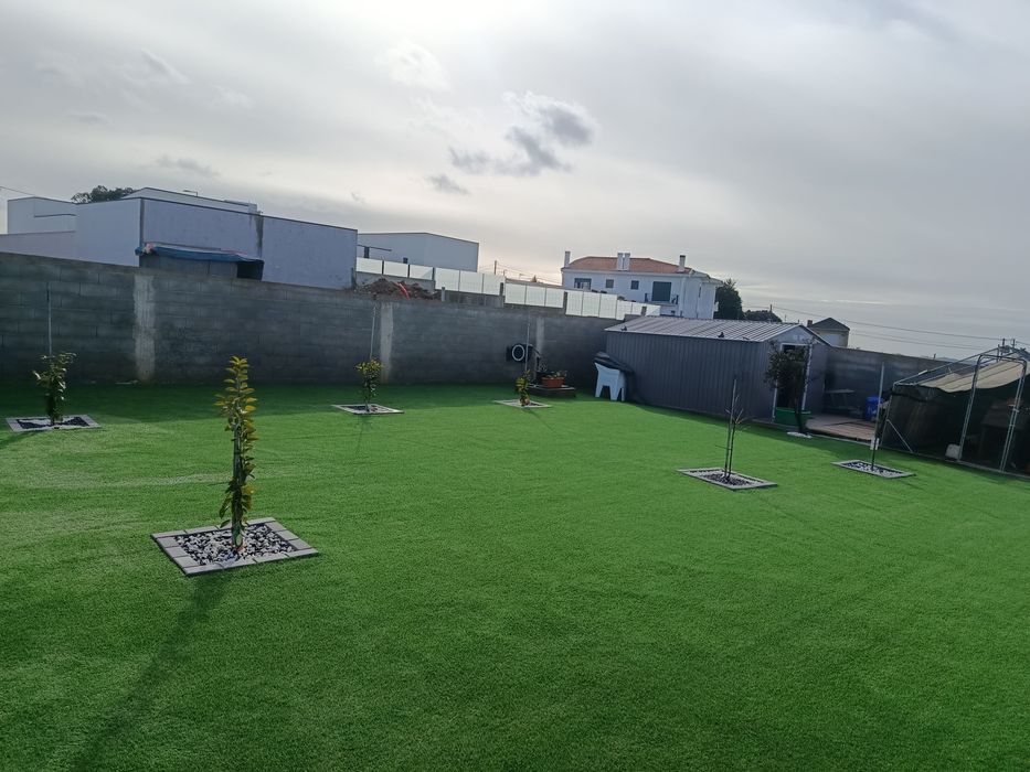 Relva sintética artificial e Relva Natural