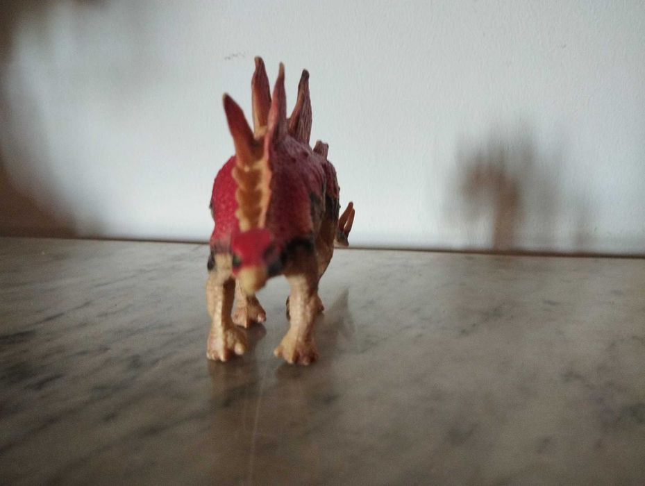 Figura de um dinossauro.