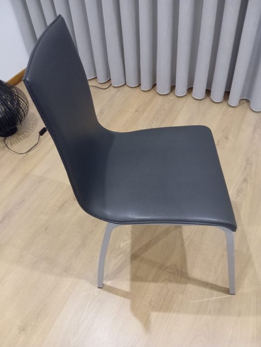 Mesa extensível e cadeiras como novas